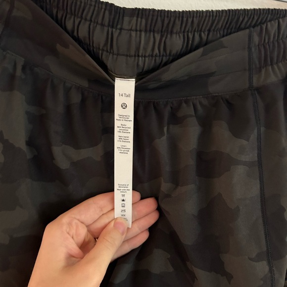 Lululemon Hotty Hot Camo Shorts Size 14 Tall - Picture 5 of 5